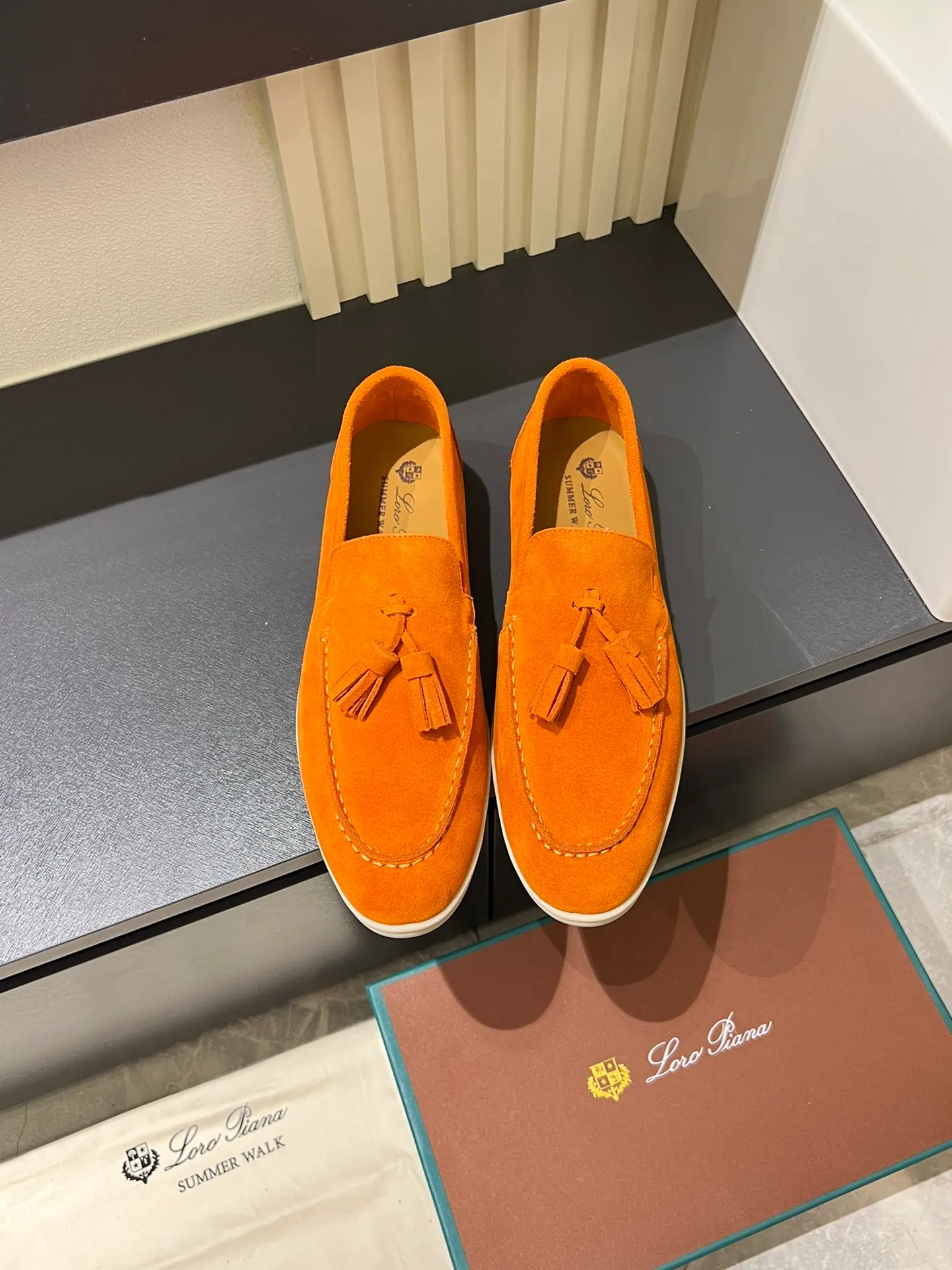 Men's shoes 💰p360 "Loro men's shoes 💰pian'*" Classic L men's shoes for couples 💰p Top version British flat loafers, a must-have item in old money style, the minimalist design is eye-catching and durable, a plus point for dressing The soft foot feel and texture are outstanding. They don’t scratch your feet and are very nice. They are matched with soft and waxy soles. They can be worn daily for a long time without getting tired. They are easy to wear, versatile and classic items, with perfect foot feel and texture! Imported cashmere fabric, the lining is made of imported A-grade water-dyed cow lining, the top version of the genuine leather midsole is sewn with pure handmade mark thread! Size: Female 35-40 (34. Customized) Male 38-44 (45.46. Customized)